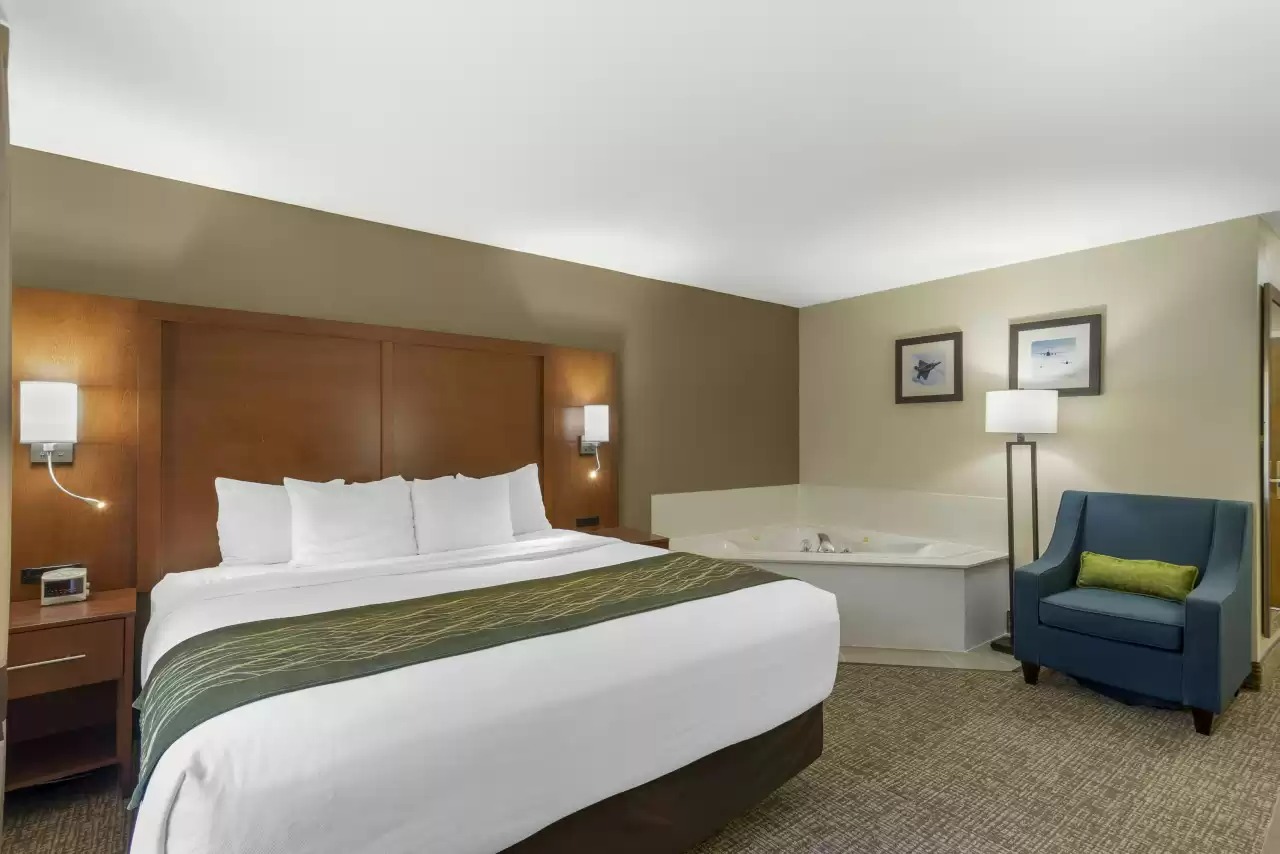 Guest-room-with-hot-tub